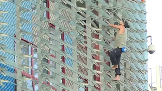 Un joven escala la torre Agbar de Barcelona descalzo y sin medidas de seguridad Un joven escala la torre Agbar de Barcelona descalzo y sin medidas de seguridad