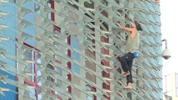 Un joven escala la torre Agbar de Barcelona descalzo y sin medidas de seguridad
