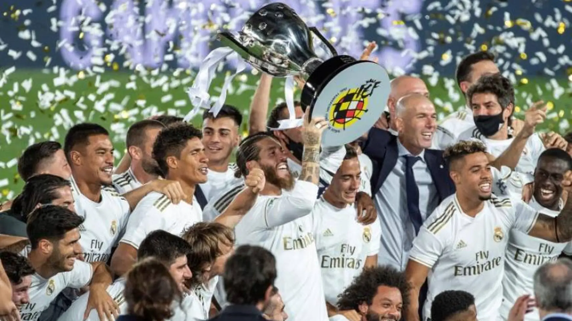 Ramos levanta el trofeo de la Liga. 