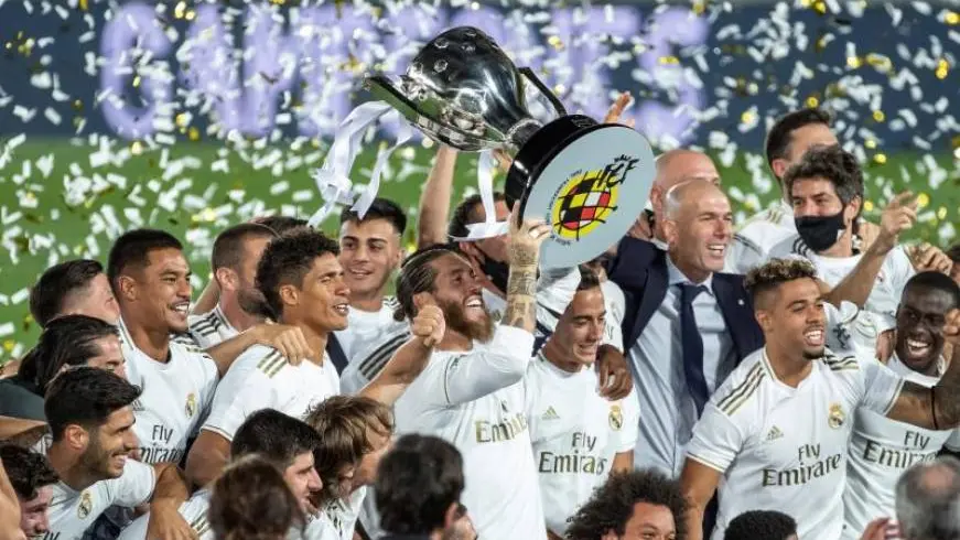 Ramos levanta el trofeo de la Liga. 