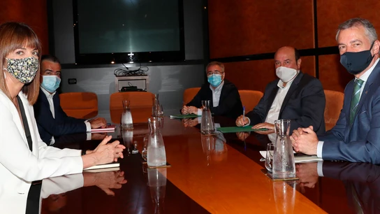 Andoni Ortuzar, Iñigo Urkullu e Idoia Mendia, en la primera reunión de las negociaciones Andoni Ortuzar, Iñigo Urkullu e Idoia Mendia, en la primera reunión de las negociaciones