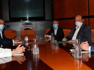Andoni Ortuzar, Iñigo Urkullu e Idoia Mendia, en la primera reunión de las negociaciones