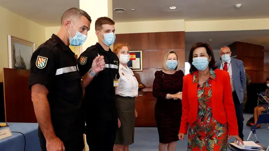 La ministra de Defensa, Margarita Robles, en un acto con dos de los 2.000 rastreadores de las Fuerzas Armadas. La ministra de Defensa, Margarita Robles, en un acto con dos de los 2.000 rastreadores de las Fuerzas Armadas.