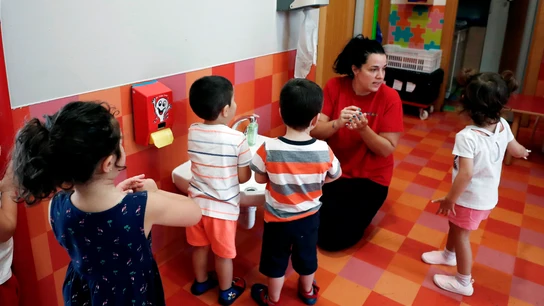 Niños toman las medidas higiénicas para entrar a clase. ¿Puedo negarme a llevar a mi hijo al colegio por miedo a que se contagie de coronavirus?