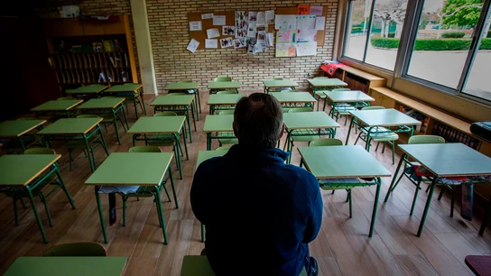 Un profesor en una clase vacía de un instituto Vuelta al cole