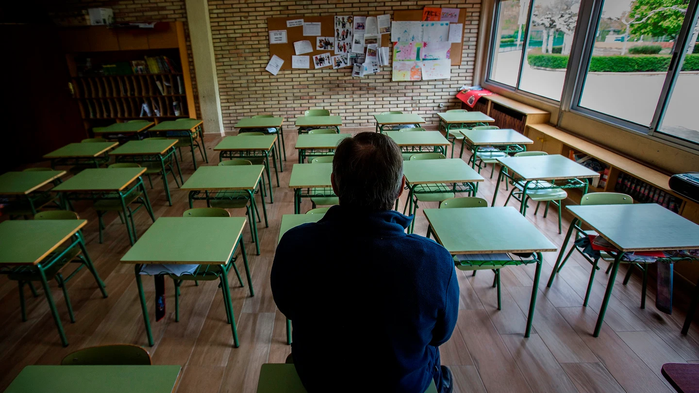 Un profesor en una clase vacía de un instituto Vuelta al cole