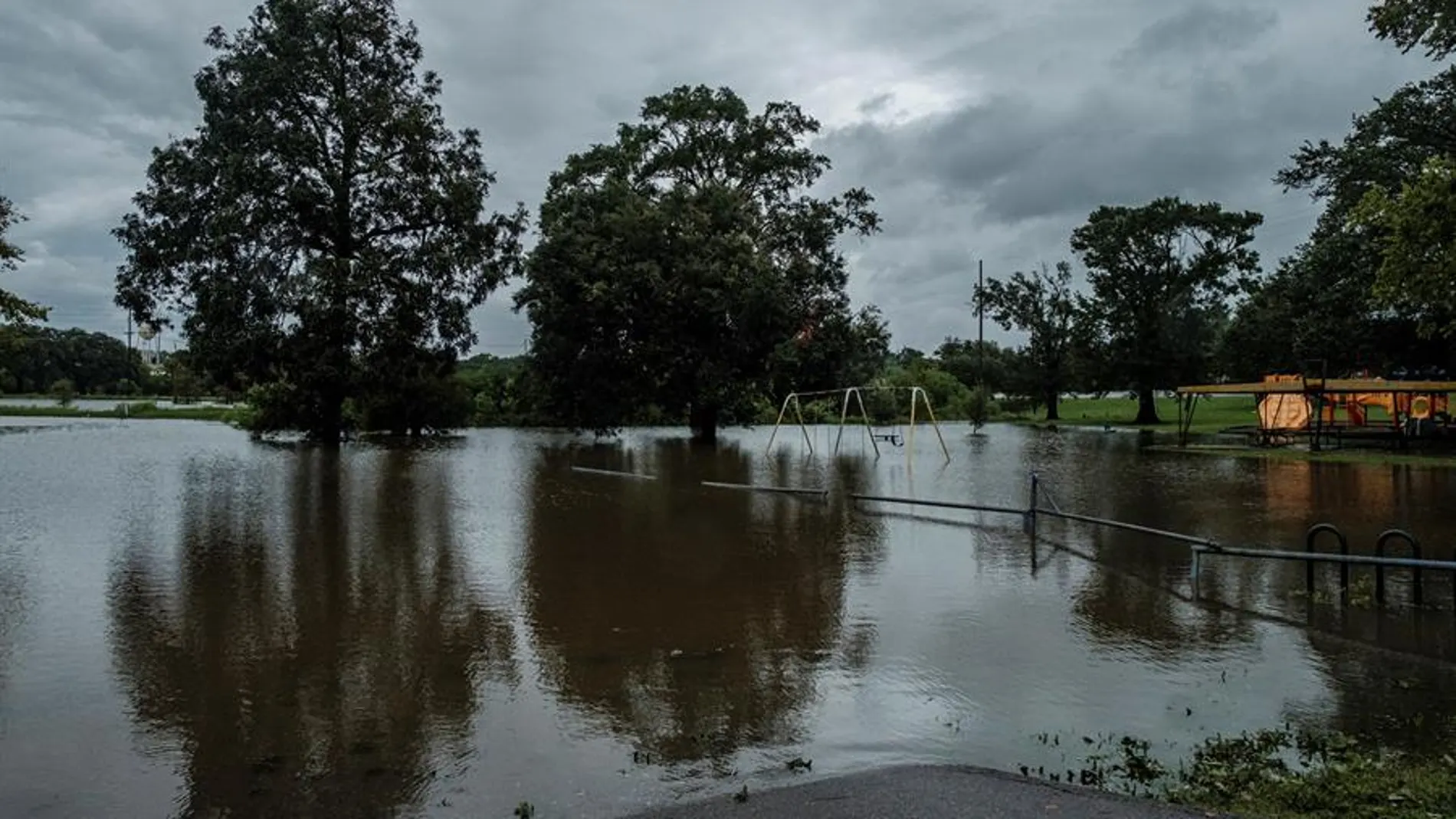El huracán Laura, que se ha cobrado la vida de una menor en Luisiana, deja inundaciones en el estado.
