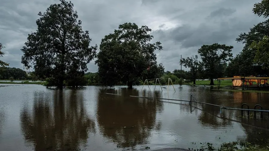 El huracán Laura, que se ha cobrado la vida de una menor en Luisiana, deja inundaciones en el estado.