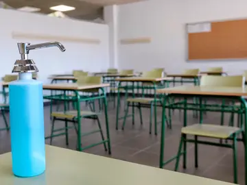 Un dispensador de gel hidroalcohólico en un aula de un instituto