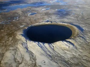 Cráter Pingualuit, formado por el impacto del meteorito, en Quebec (Canadá). Cráter Pingualuit, formado por el impacto del meteorito, en Quebec (Canadá).