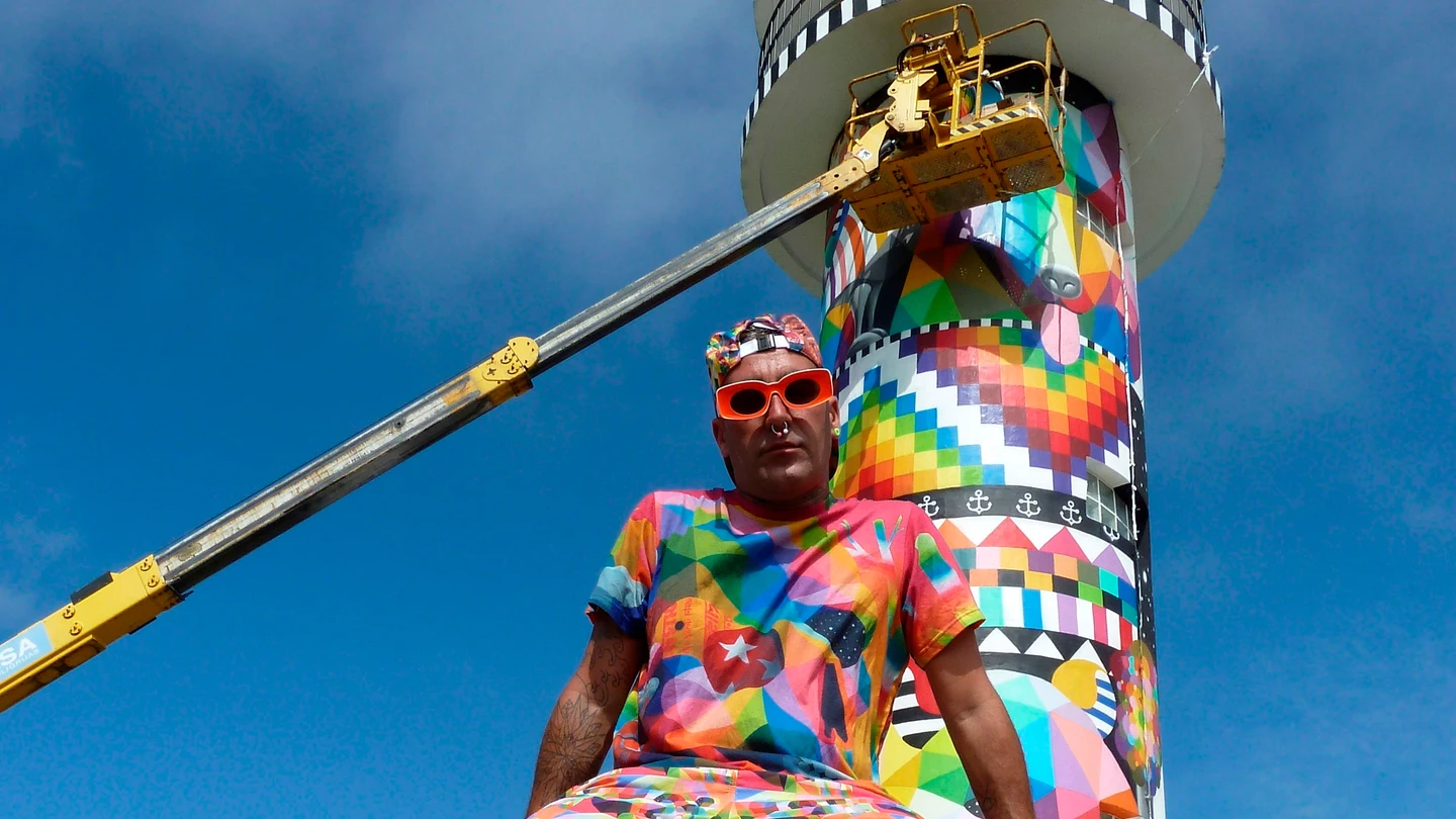 El artista urbano Okuda junto a su obra en el faro de Ajo, Cantabria El artista urbano Okuda junto a su obra en el faro de Ajo, Cantabria