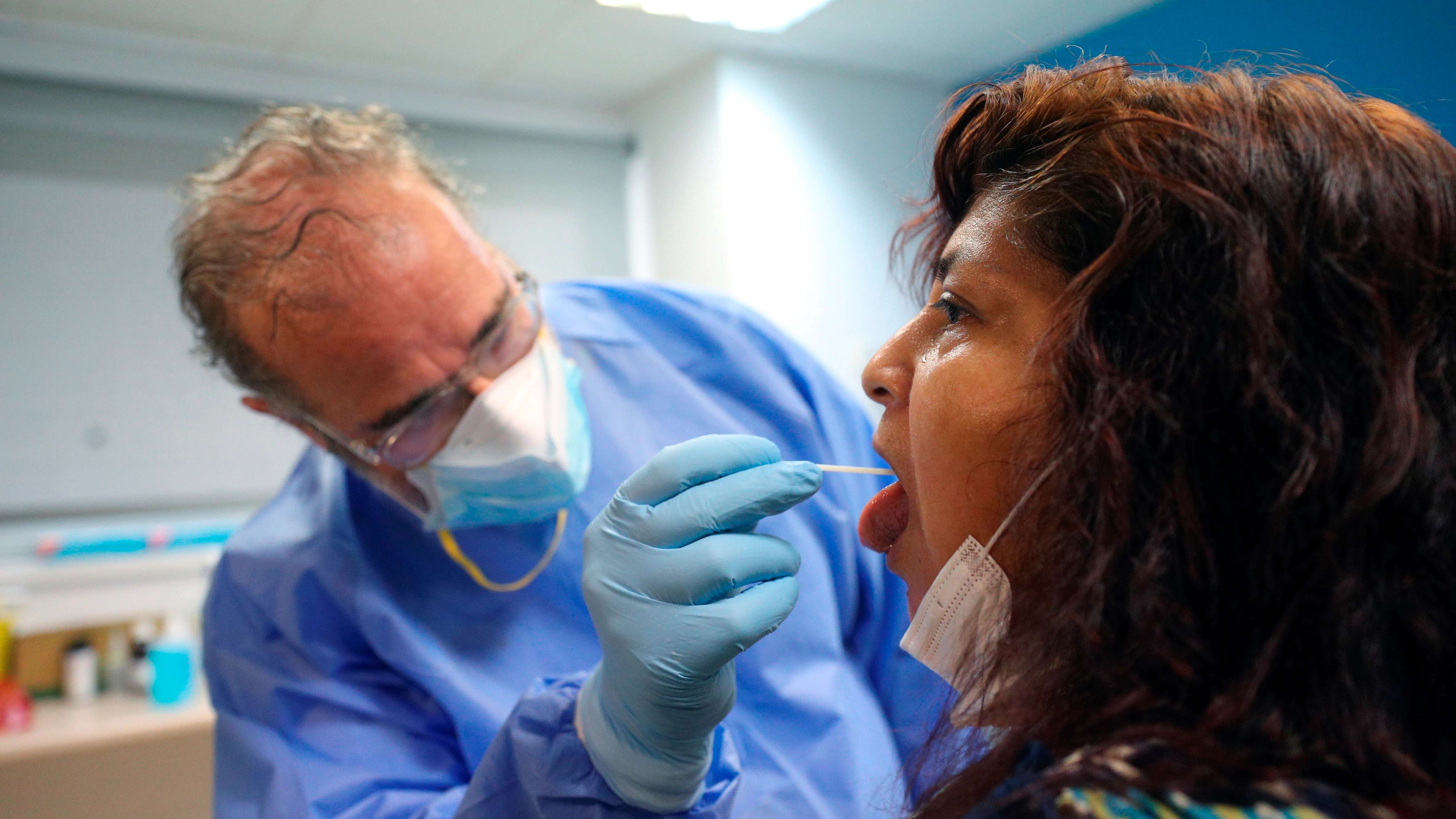 Un sanitario recoge muestras a una paciente en el Centro de Especialidades El Arroyo de Fuenlabrada 