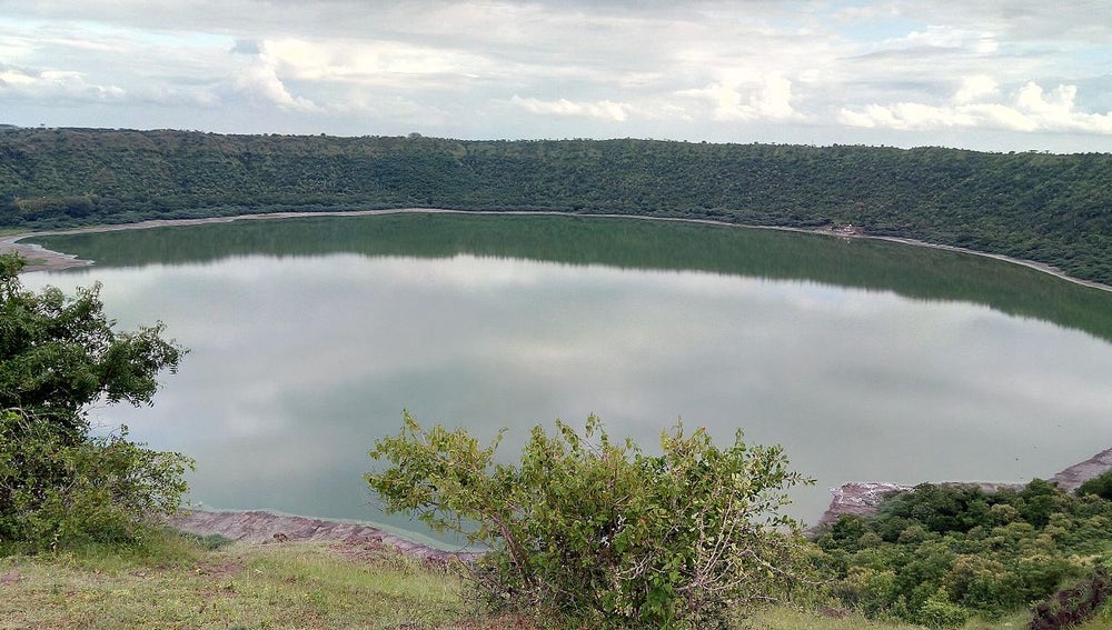 El lago Lonar (India), originado por la colisión de un asteroide. 
