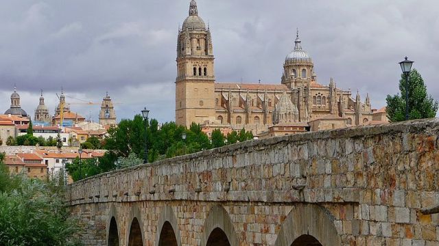 Catedral de Salamanca desde el Puente Romano