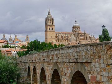 Catedral de Salamanca desde el Puente Romano
