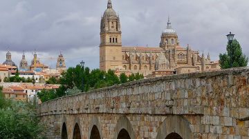 Catedral de Salamanca desde el Puente Romano