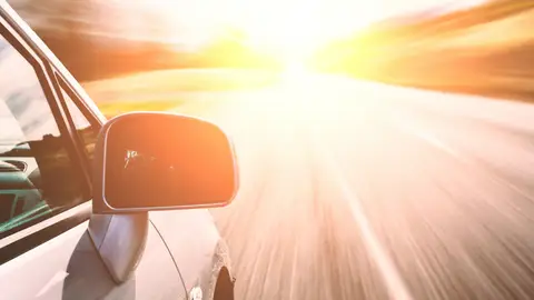 El calor puede desgastar los interiores de nuestro vehículo Usar el parasol