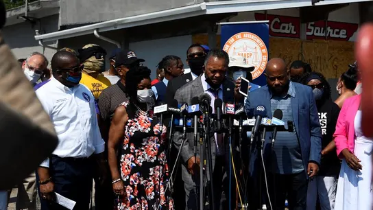 El padre de Jacob Blake comparece ante los medios en compañía del reverendo Jesse Jackson. El padre de Jacob Blake comparece ante los medios en compañía del reverendo Jesse Jackson.