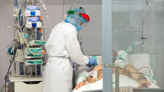 Un sanitario atiende a un paciente de COVID Un sanitario atiende a un paciente de COVID