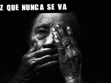 Imagen de archivo de una mujer mayor con la boca y un ojo tapados