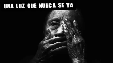 Imagen de archivo de una mujer mayor con la boca y un ojo tapados Imagen de archivo de una mujer mayor con la boca y un ojo tapados