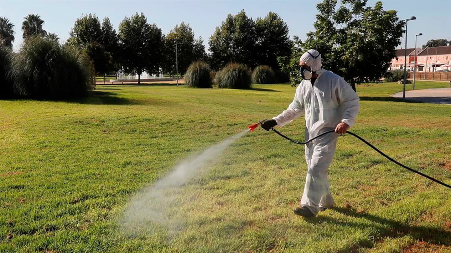 Un operario fumigando en Coria del Río por el virus del Nilo Un operario fumigando en Coria del Río por el virus del Nilo