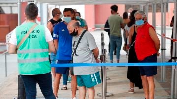 Vecinos guardan cola durante un cribado masivo ante el Centro Cívico de Sant Idelfonso del barrio de Sant Ildefons de Cornellà