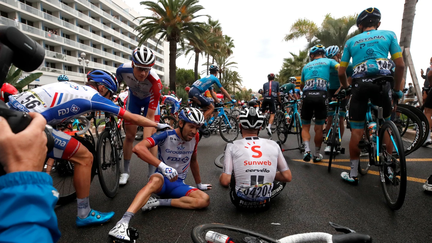 Imagen de una de las caídas que se han producido en la primera etapa del Tour 2020 Imagen de una de las caídas que se han producido en la primera etapa del Tour 2020