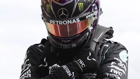 Lewis Hamilton hace el símbolo de 'Wakanda por siempre' Lewis Hamilton hace el símbolo de 'Wakanda por siempre'