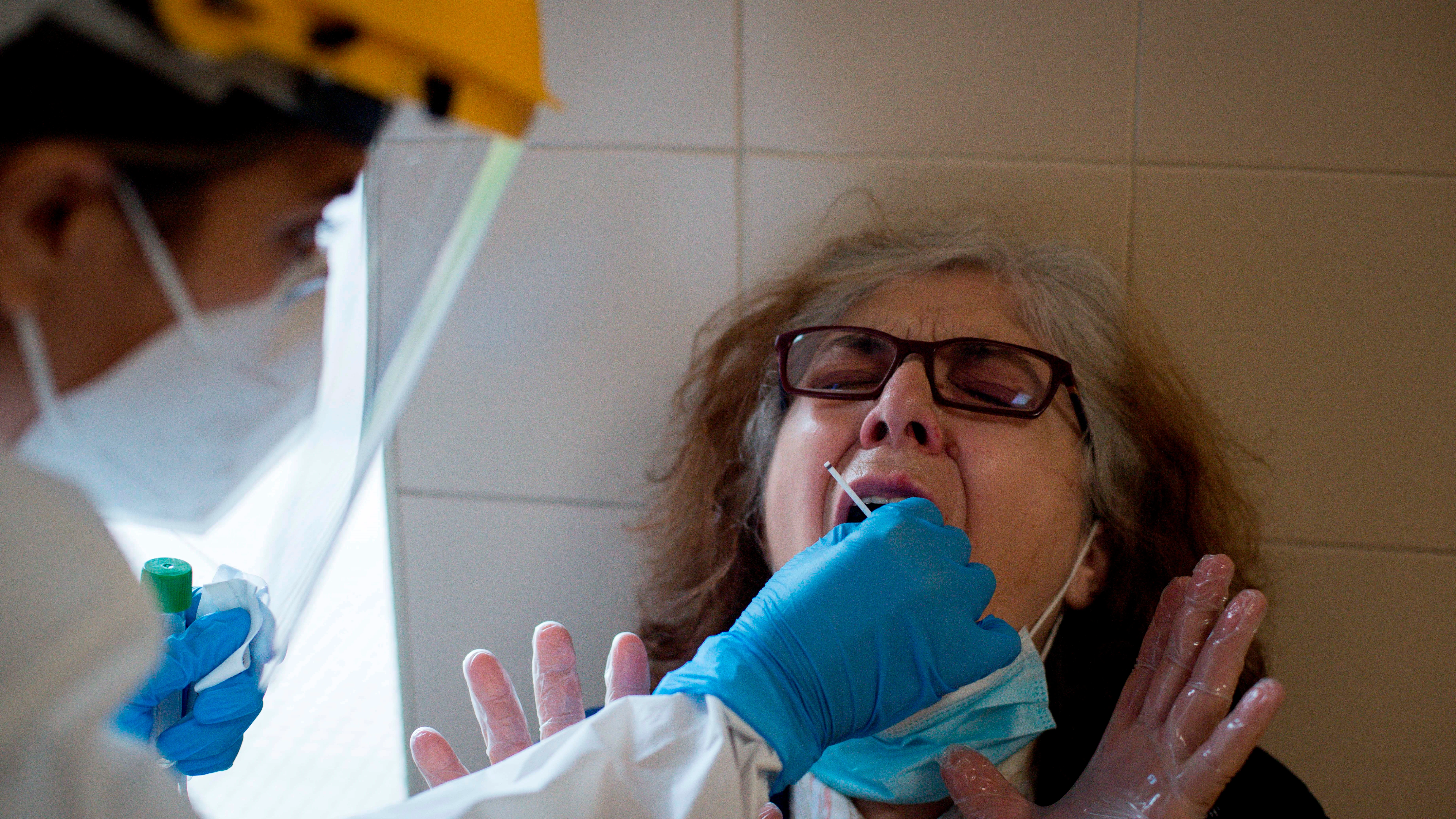 Una enfermera realiza una prueba PCR en el Complejo Hospitalario Universitario de Ourense