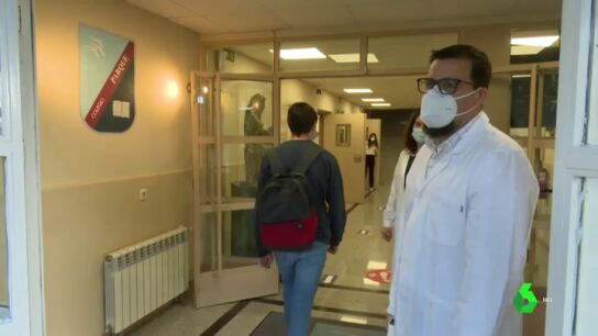 Imagen de un enfermero escolar a la entrada de un colegio