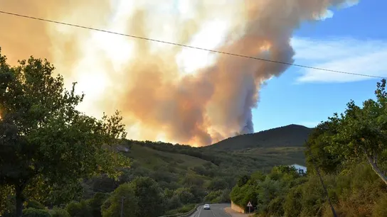 Medios aéreos y terrestres trabajan en la extinción de un incendio forestal declarado en el Valle del Jerte (Cáceres) Medios aéreos y terrestres trabajan en la extinción de un incendio forestal declarado en el Valle del Jerte (Cáceres)