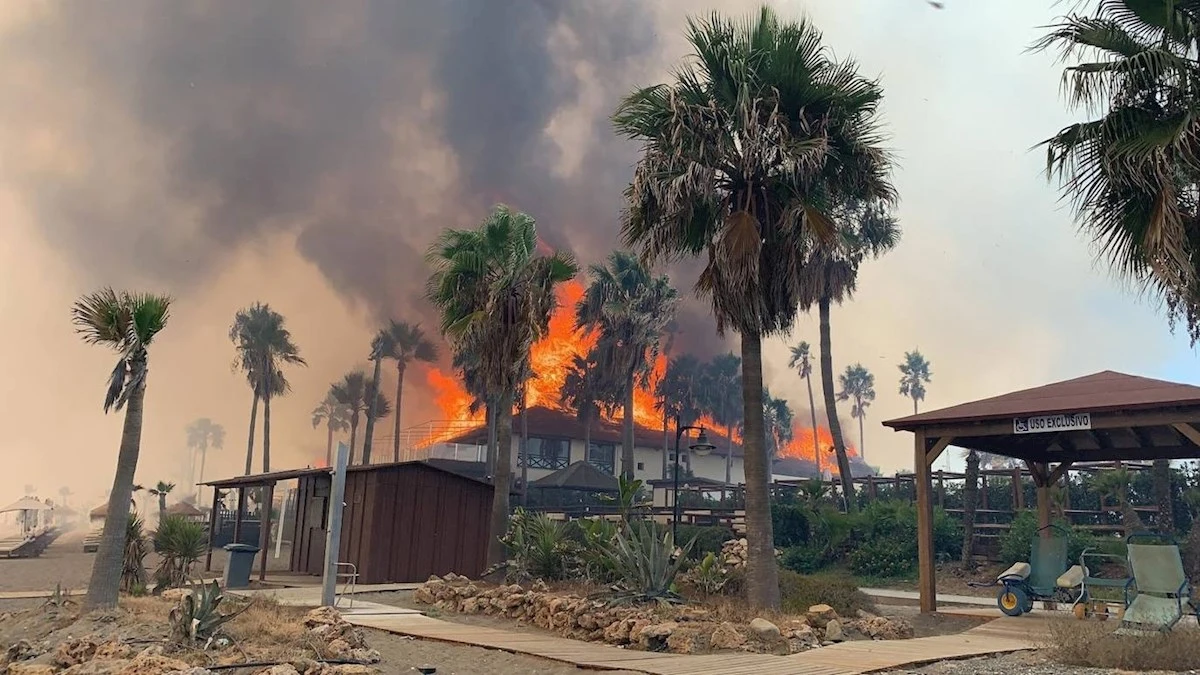 Vista del incendio forestal de este sábado en Estepona (Málaga)