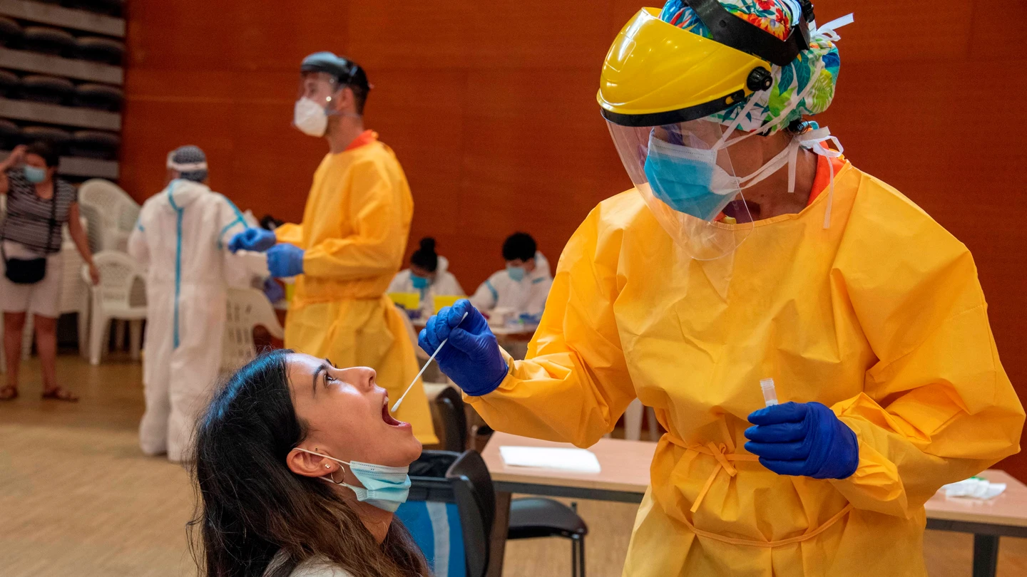 Una joven es atendida por un profesional sanitario en un Centro Cívico de barrio de Balàfia Lleida Una joven es atendida por un profesional sanitario en un Centro Cívico de barrio de Balàfia Lleida