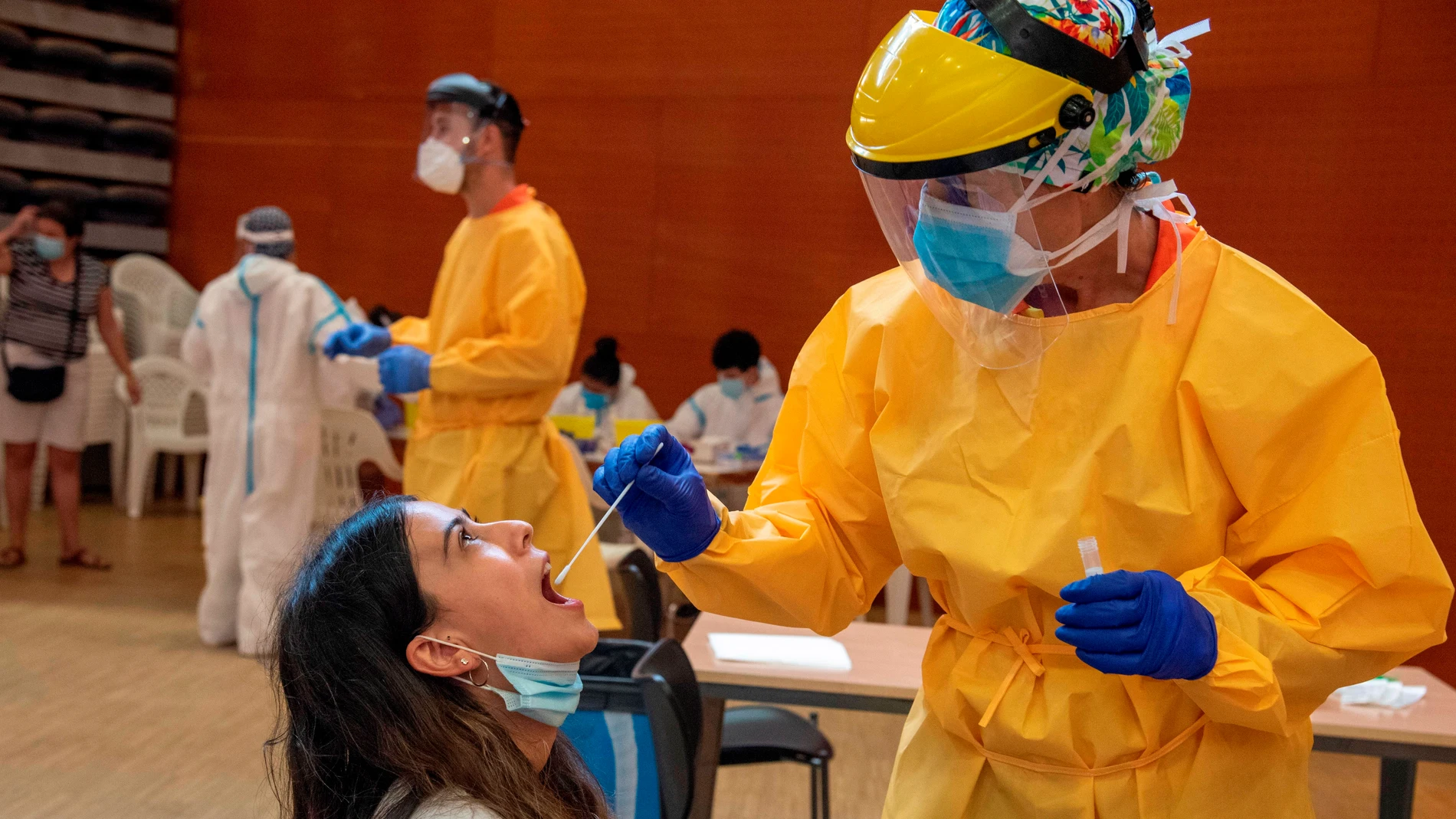 Una joven es atendida por un profesional sanitario en un Centro Cívico de barrio de Balàfia Lleida
