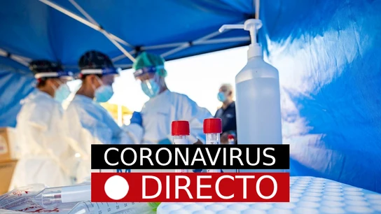 Imagen de varios sanitarios con equipos de protección individual Imagen de varios sanitarios con equipos de protección individual