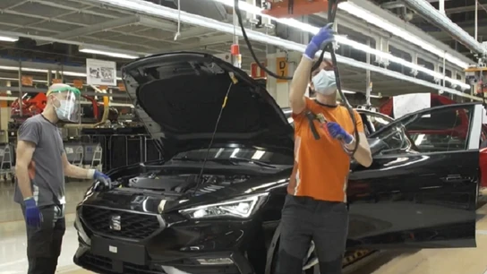 Dos empresas trabajando en una planta de fabricación de Seat Dos empresas trabajando en una planta de fabricación de Seat