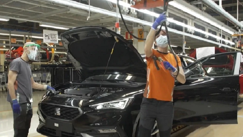 Dos empresas trabajando en una planta de fabricación de Seat