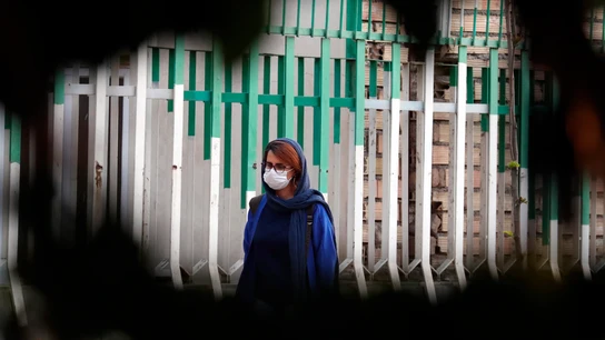 Una mujer pasea por las calles de Teherán con mascarilla Una mujer pasea por las calles de Teherán con mascarilla