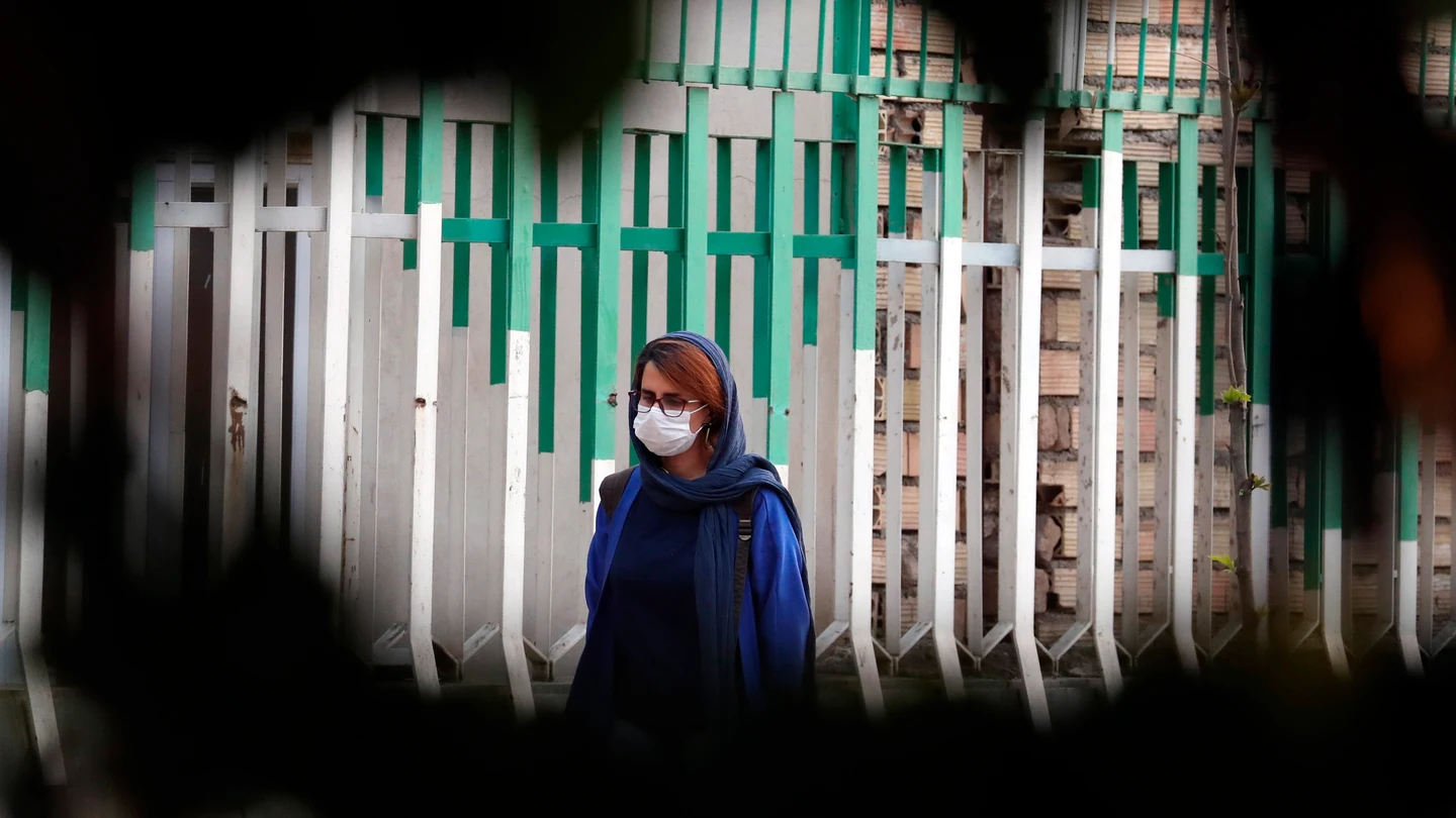 Una mujer pasea por las calles de Teherán con mascarilla Una mujer pasea por las calles de Teherán con mascarilla