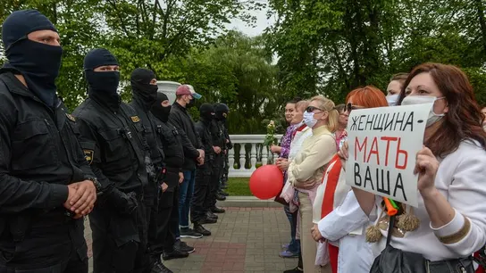 Imagen de mujeres protestando contra la violencia policial en Minsk Imagen de mujeres protestando contra la violencia policial en Minsk