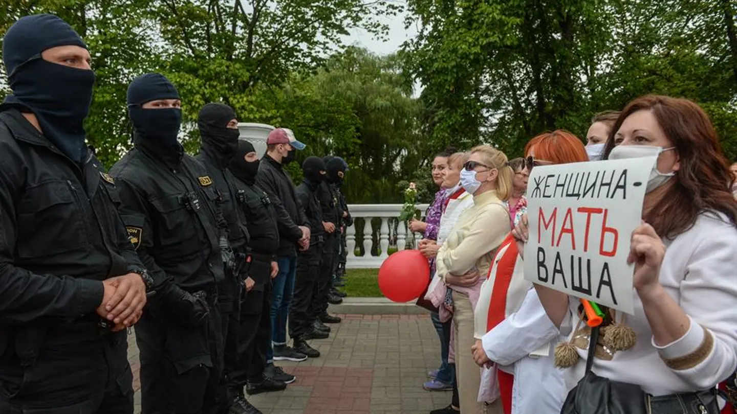 Imagen de mujeres protestando contra la violencia policial en Minsk Imagen de mujeres protestando contra la violencia policial en Minsk