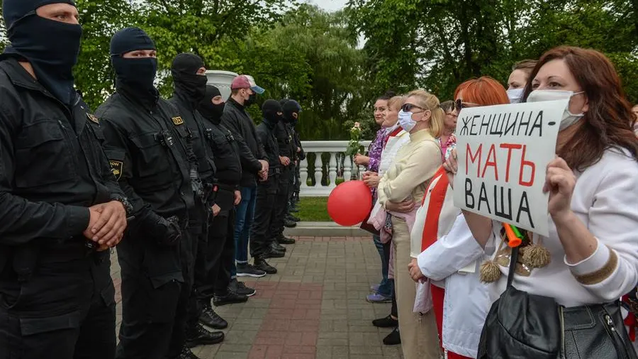 Imagen de mujeres protestando contra la violencia policial en Minsk