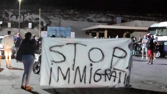Momento de la protesta en Lampedusa ante la llegada de migrantes Momento de la protesta en Lampedusa ante la llegada de migrantes