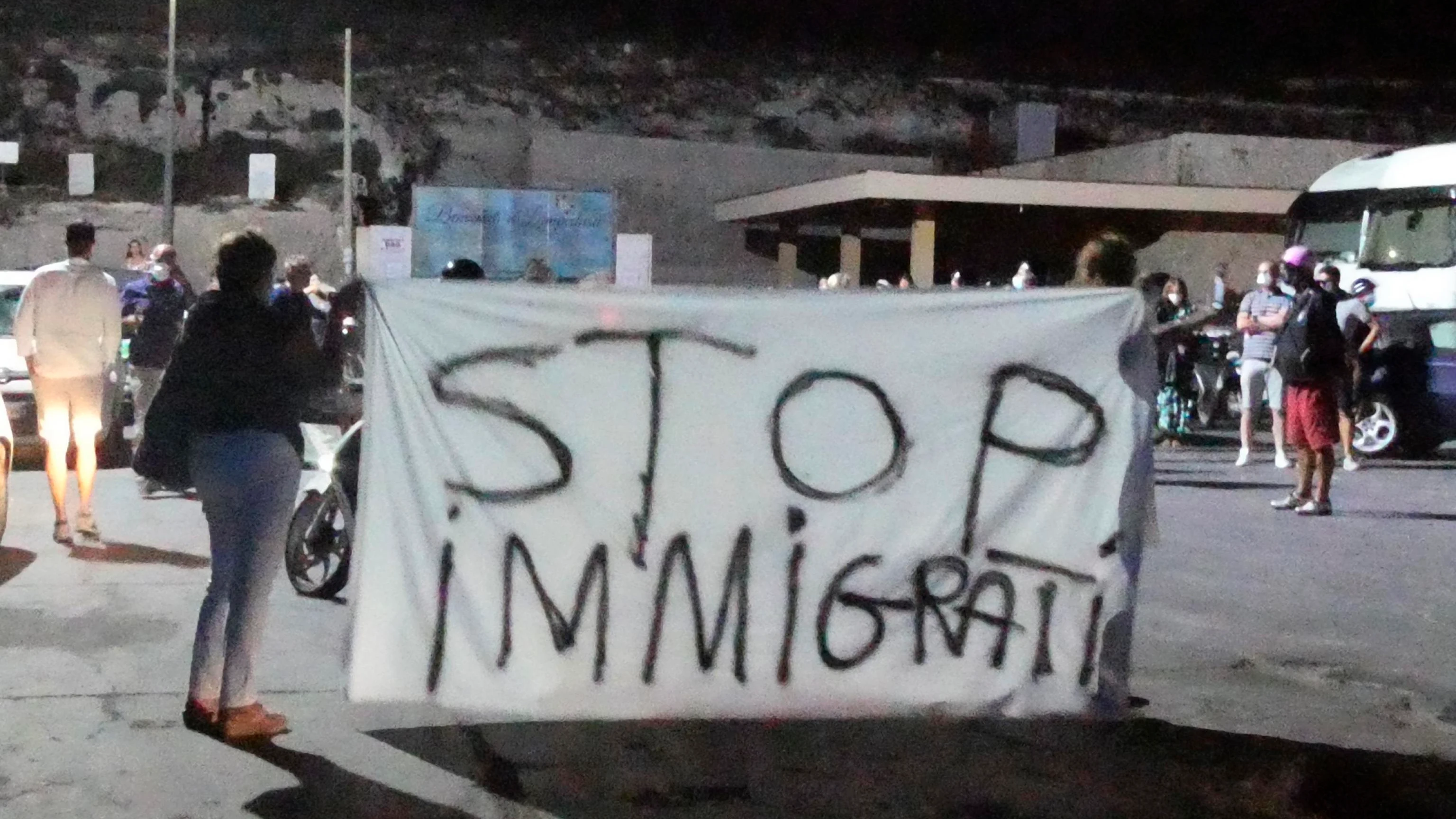 Momento de la protesta en Lampedusa ante la llegada de migrantes