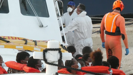 Imagen de migrantes llegando al puerto de Lampedusa Imagen de migrantes llegando al puerto de Lampedusa