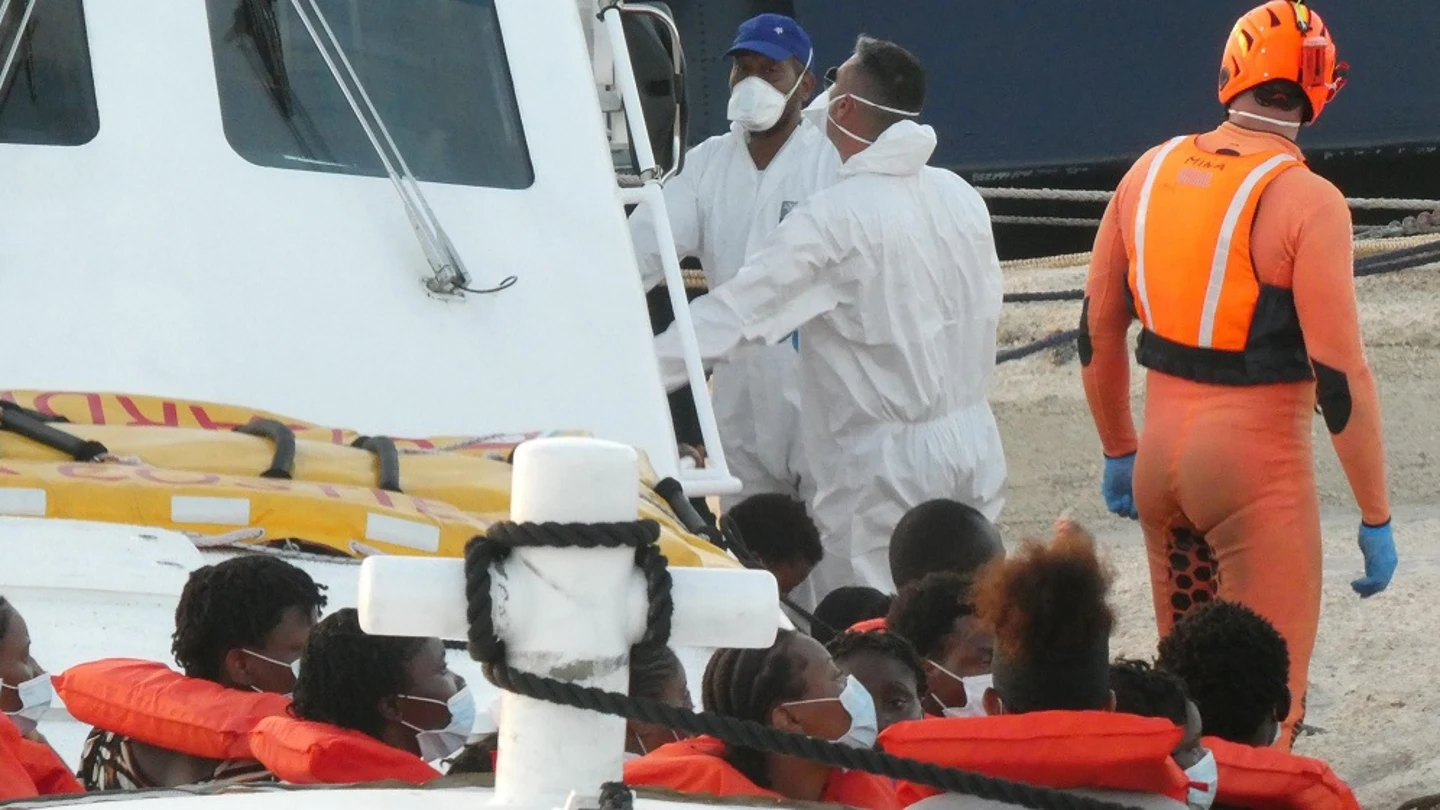Imagen de migrantes llegando al puerto de Lampedusa Imagen de migrantes llegando al puerto de Lampedusa