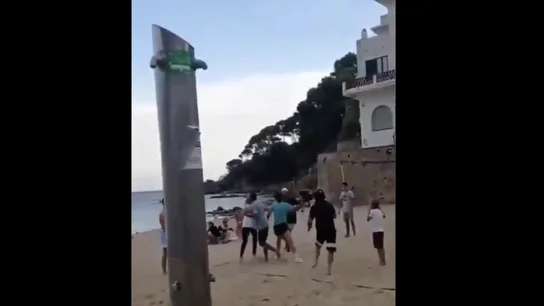 Momento de la agresión del hombre al joven que había colado el balón en su local Momento de la agresión del hombre al joven que había colado el balón en su local