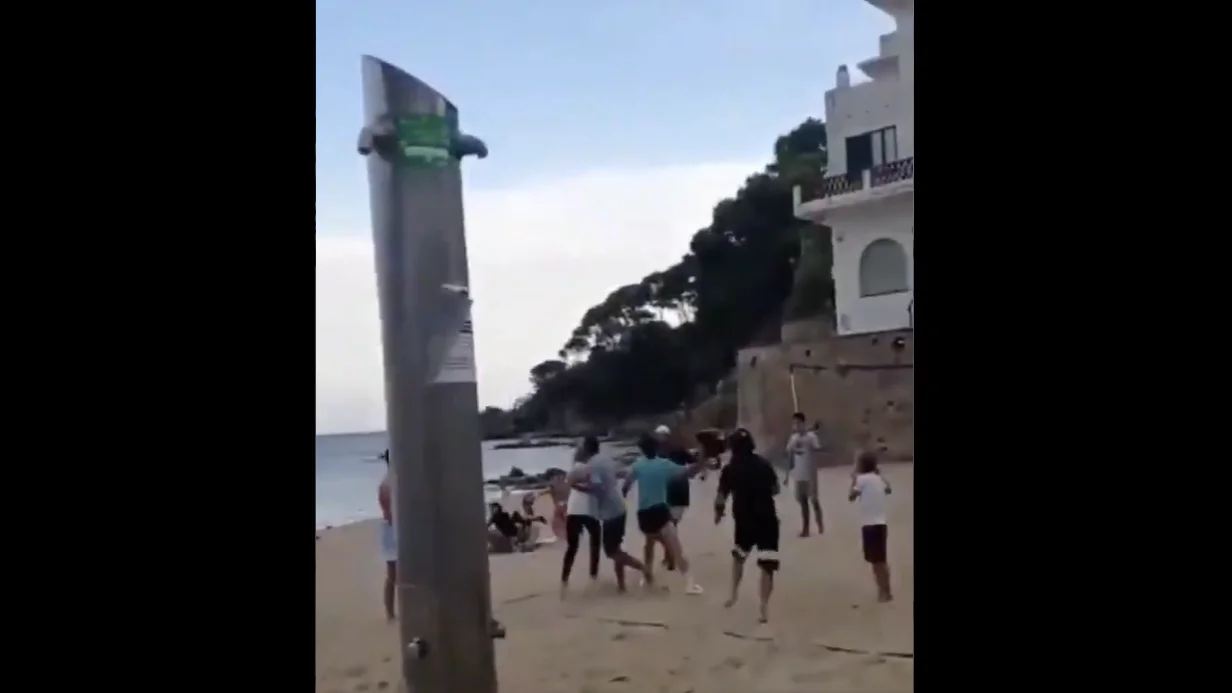 Momento de la agresión del hombre al joven que había colado el balón en su local