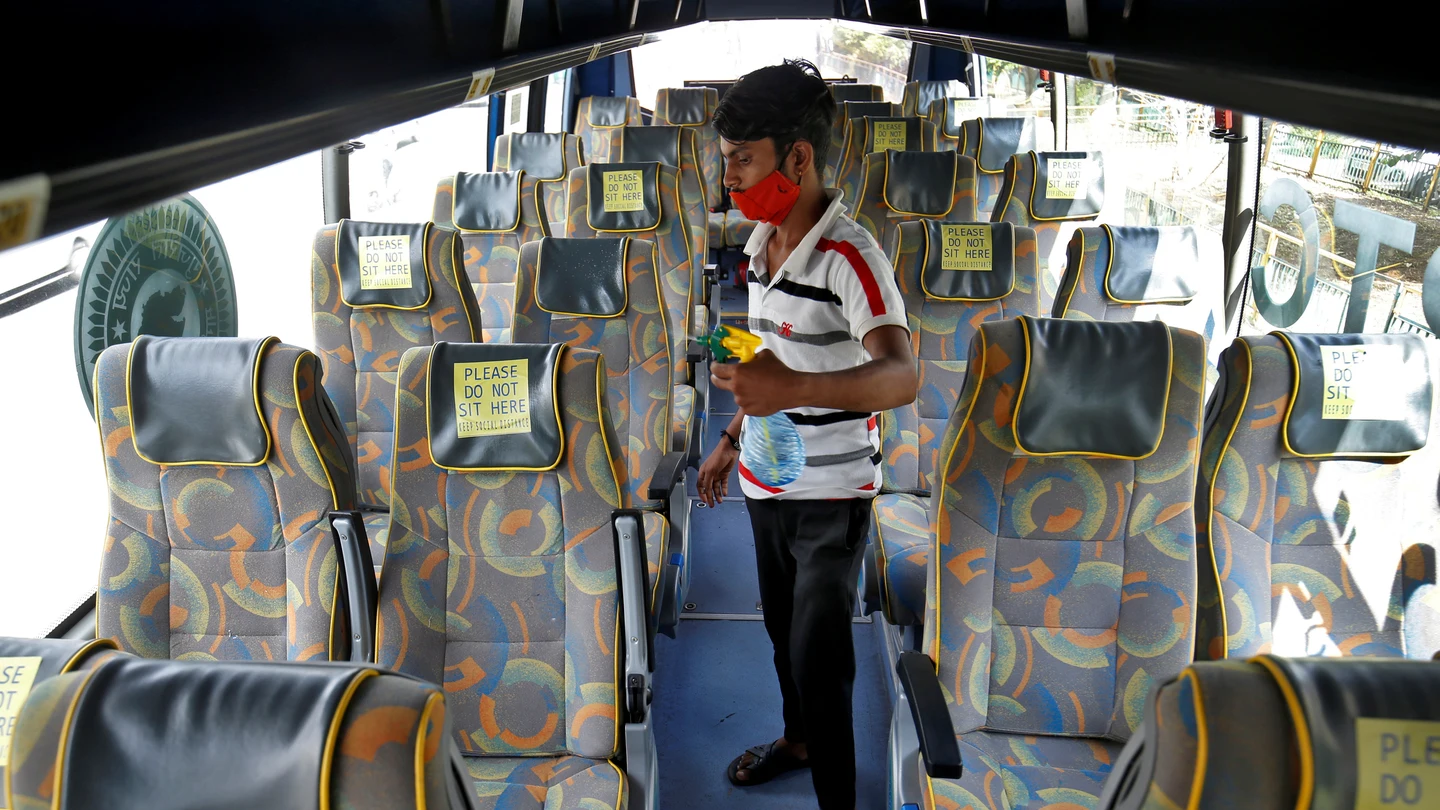 Un hombre, dentro de un autobús vacío en Ahmedabad Un hombre, dentro de un autobús vacío en Ahmedabad